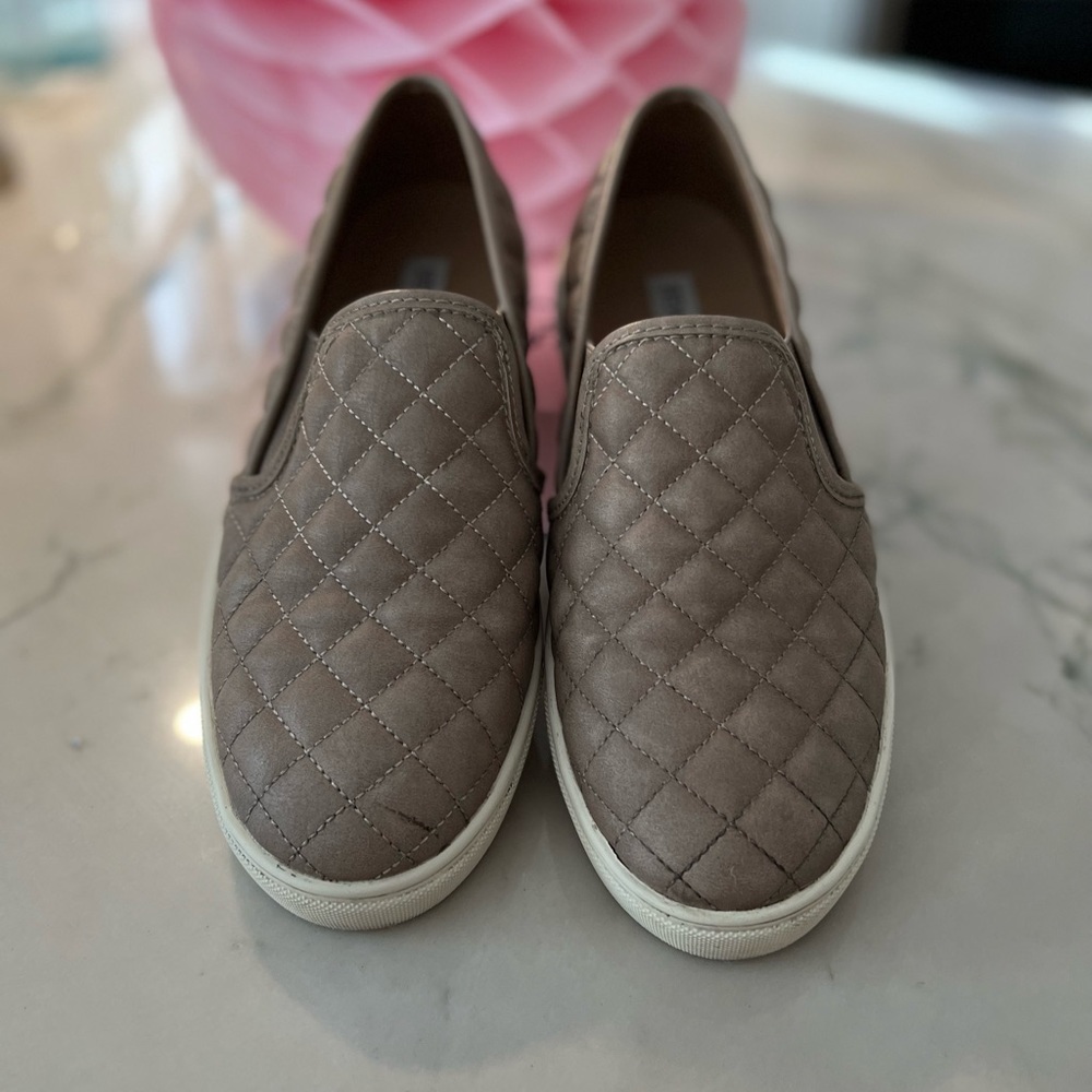 Steve Madden quilted slip on shoes Sz 8.5